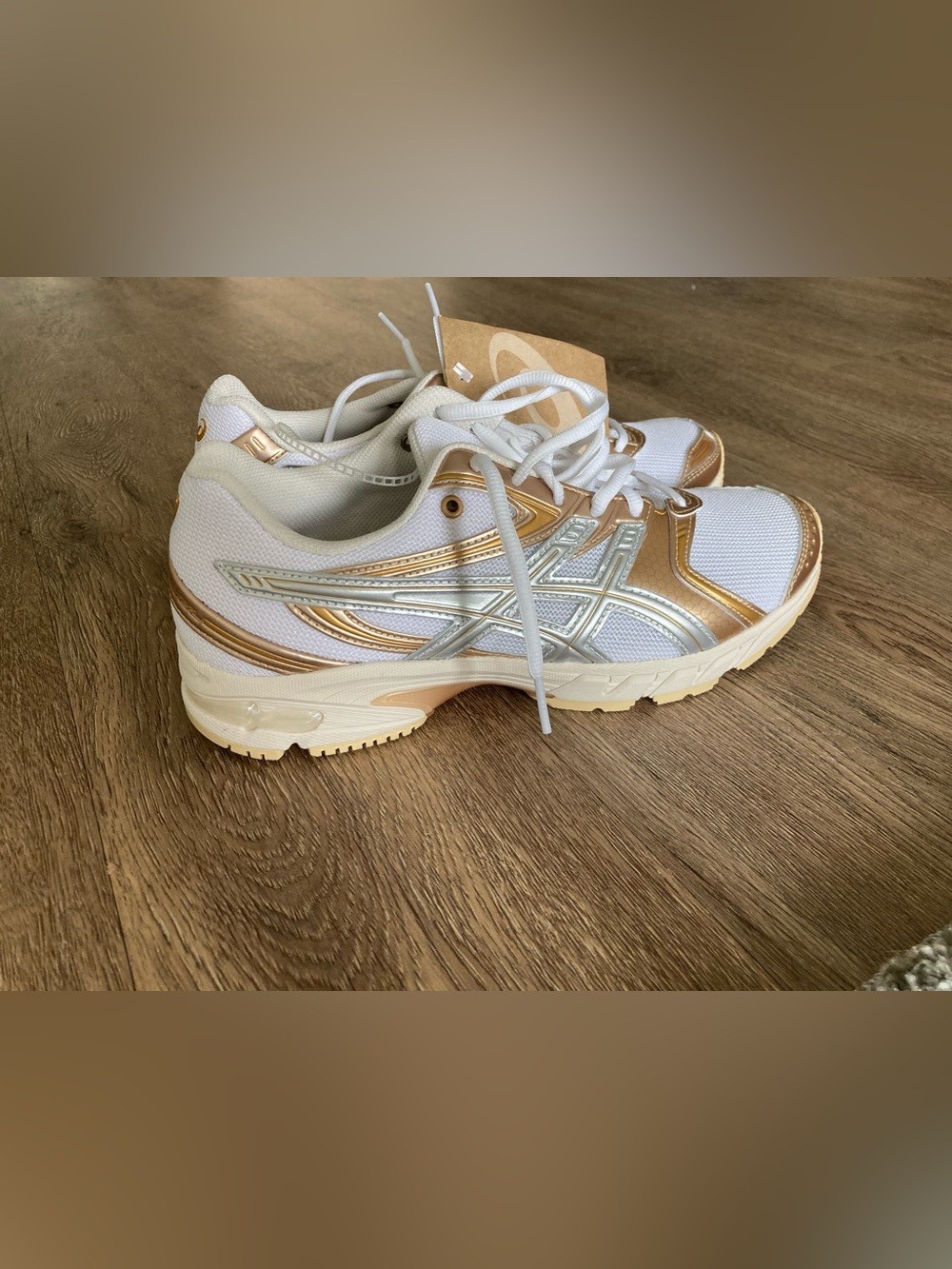 ASICS gel kanyo Women’s White Sneakers with Gold and Silver Accents size 7
